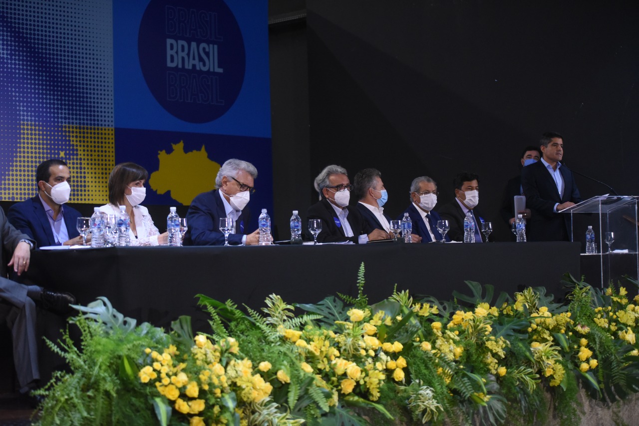 Pauderney Avelino na mesa do anúncio do União Brasil, em Brasília