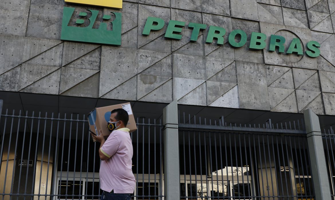 Com sacrifício do brasileiro, Petrobrás lucra R$ 31 bi no trimestre