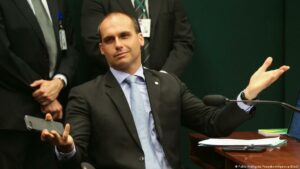Eduardo Bolsonaro leva multa de R$ 113 mil em SP por máscara da covid