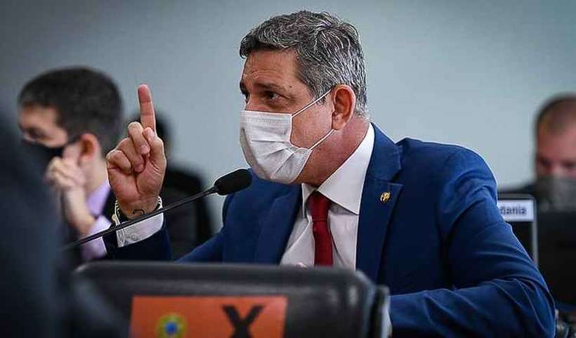 Senador acusa Eduardo Bolsonaro pelo caos da covid em Manaus