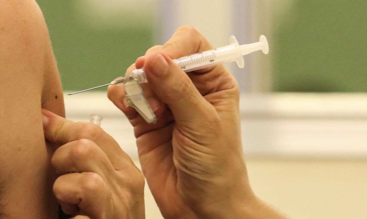 Vacinados contra covid podem transmitir coronavírus, diz estudo