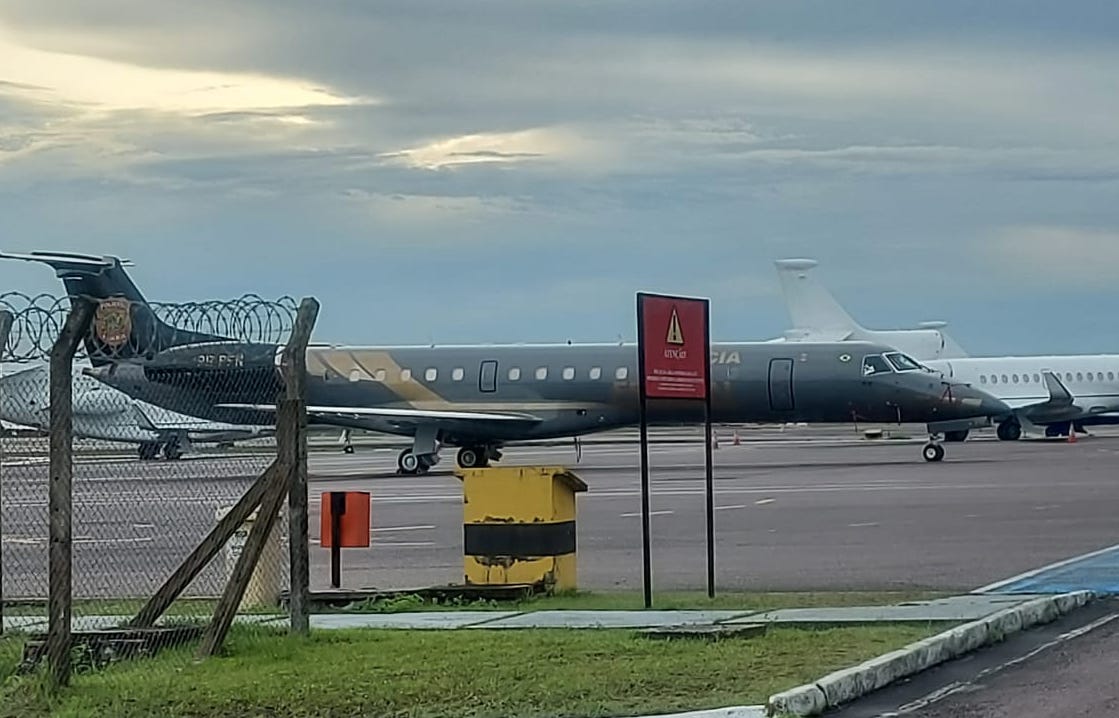 Avião das operações da PF está no pátio do aeroporto de Manaus