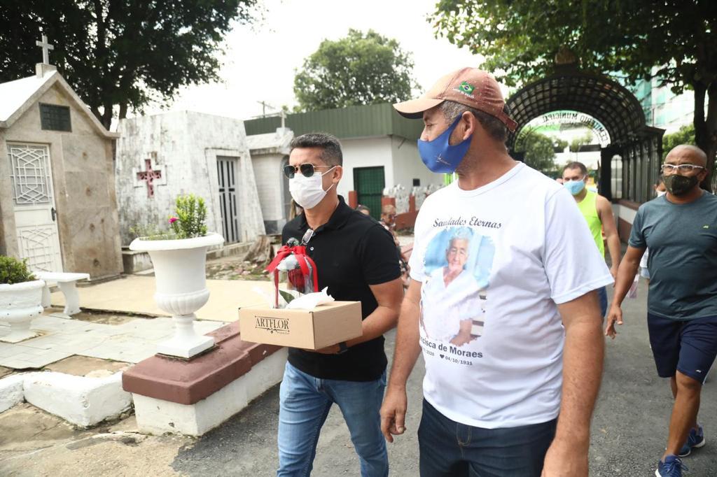 David Almeida, prefeito de Manaus, visita cemitérios de Manaus no dia de finados