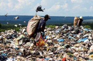 Governo inicia por Nhamundá fim de 71 lixões a céu aberto no AM