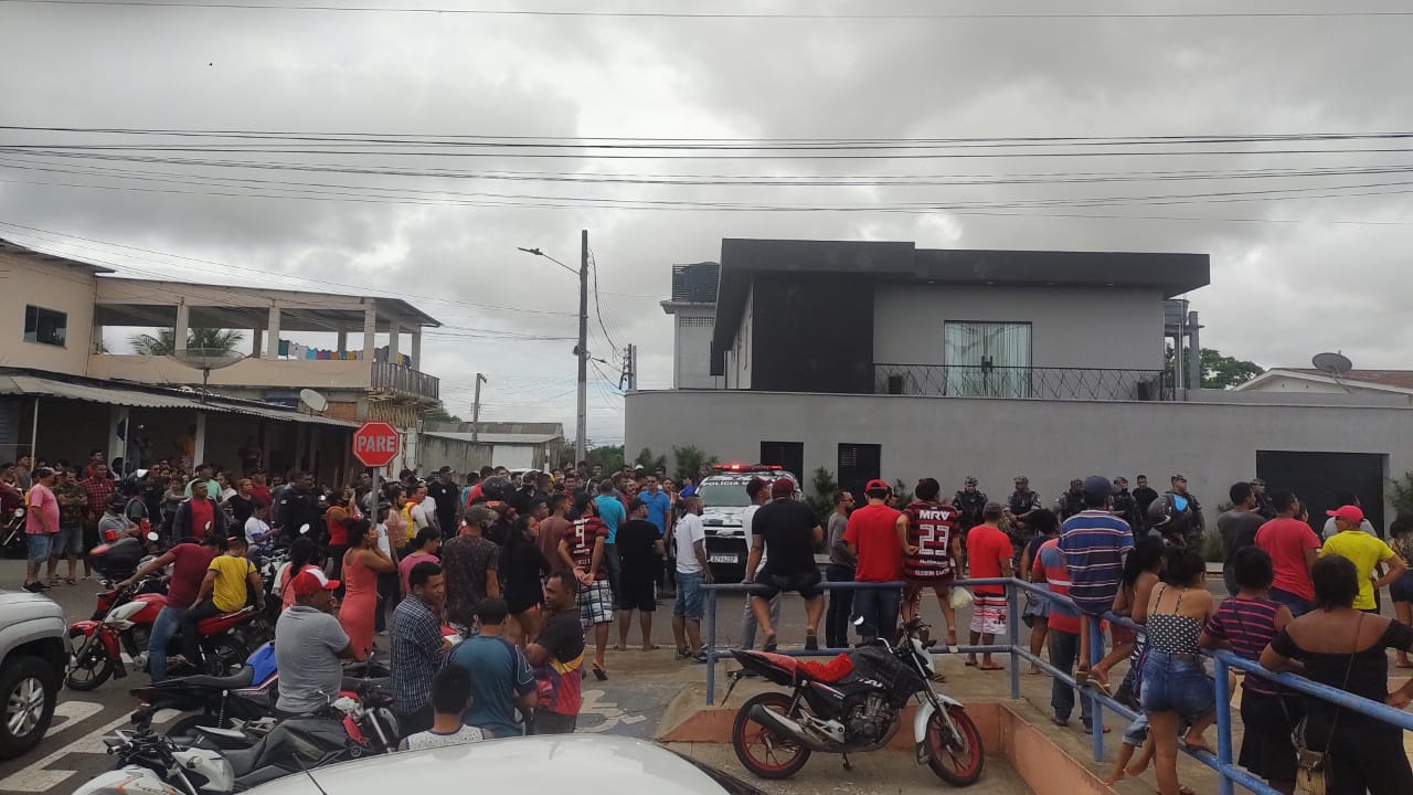 Povo tenta invadir casa de Adail Pinheiro em Coari