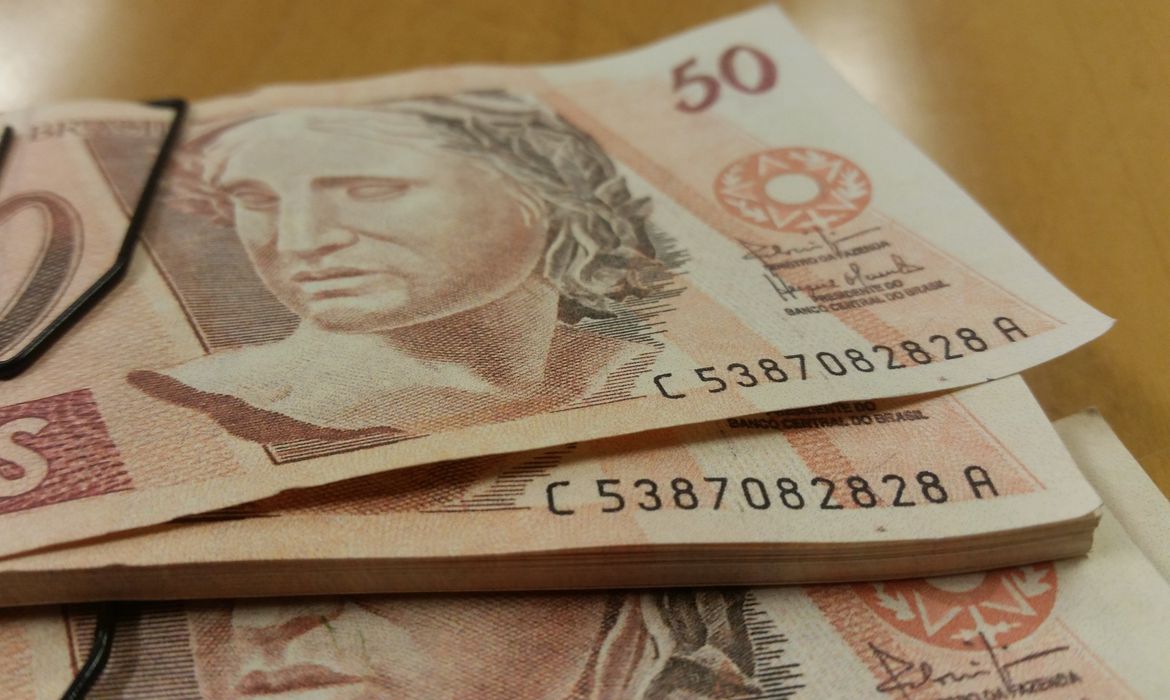 Pagamento do13º salário injeta mais de R$ 200 bi na economia brasileira