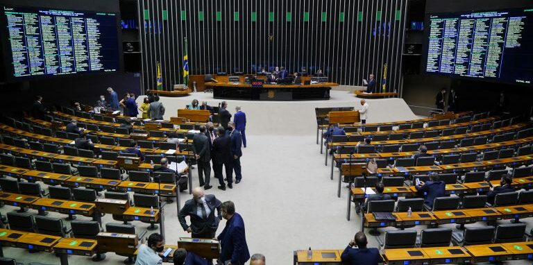 PEC dos Precatórios é aprovada e garante Fundeb e Auxílio Brasil