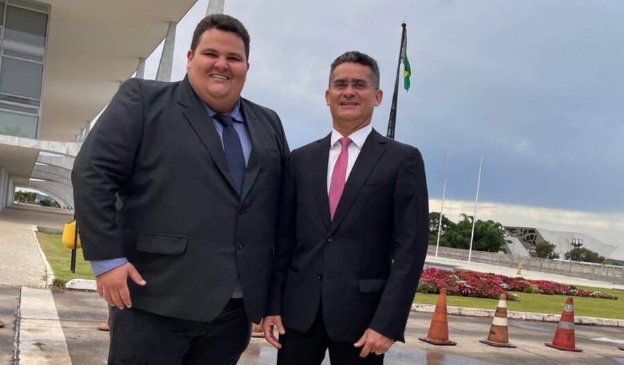 A estratégia de David Almeida levar Renato Júnior à sua viagem a Brasília