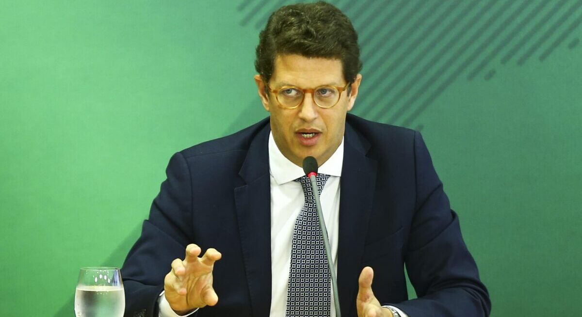 PF do Pará passa a investigar ex-ministro no caso da madeira ilegal