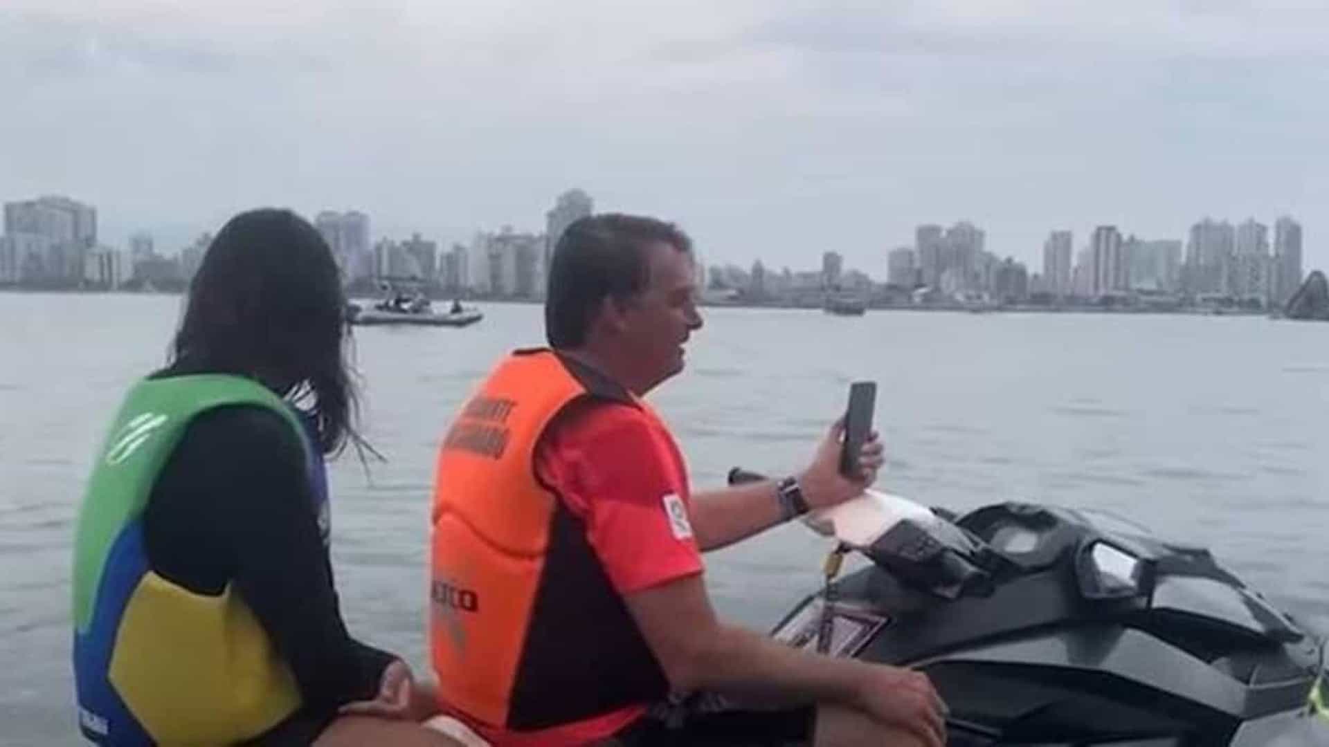 Bolsonaro tira folga em Santa Catarina e ignora enchentes na Bahia