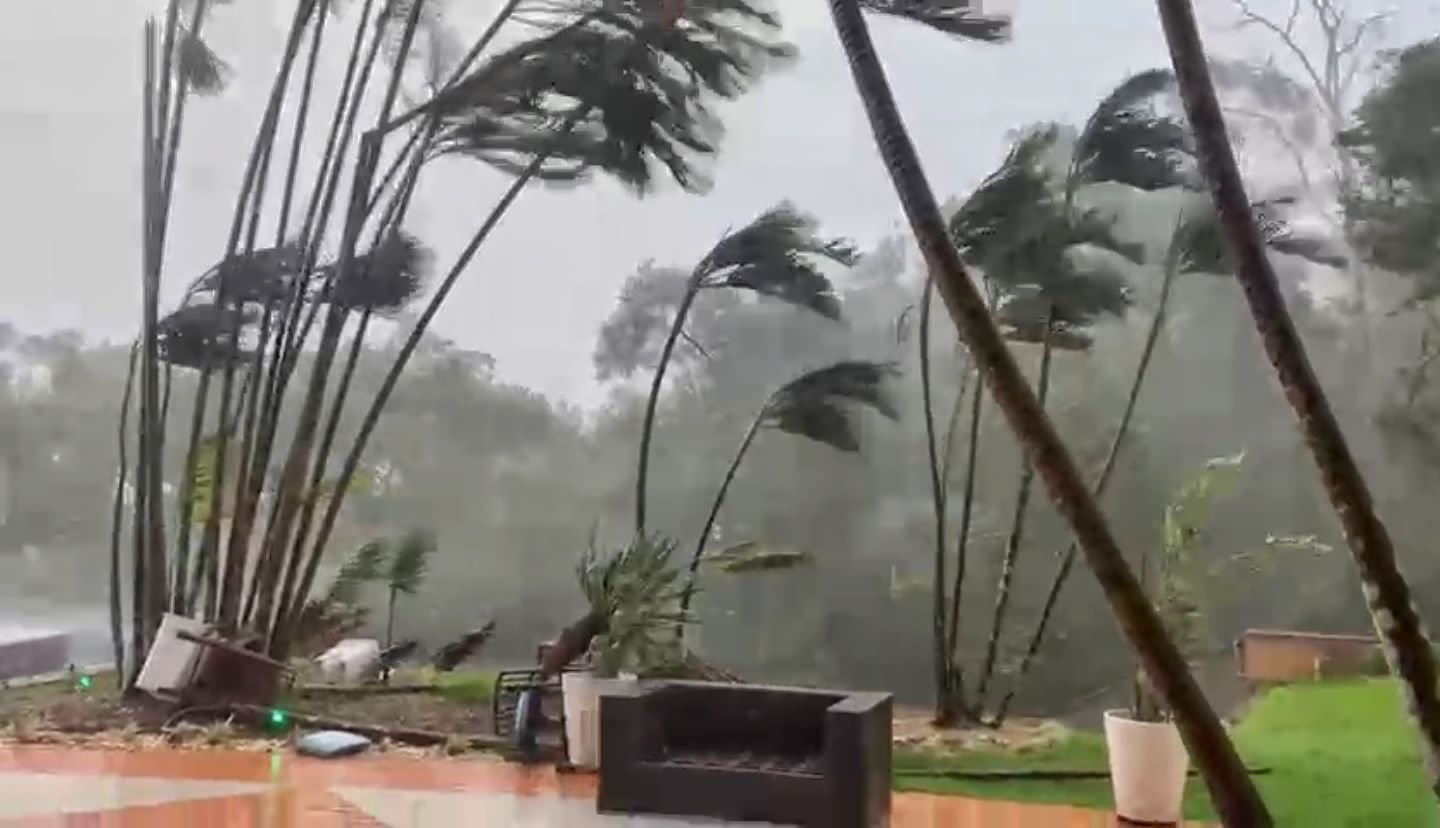 Vídeo | Vendaval faz estrago na Ponta Negra; presépio foi danificado