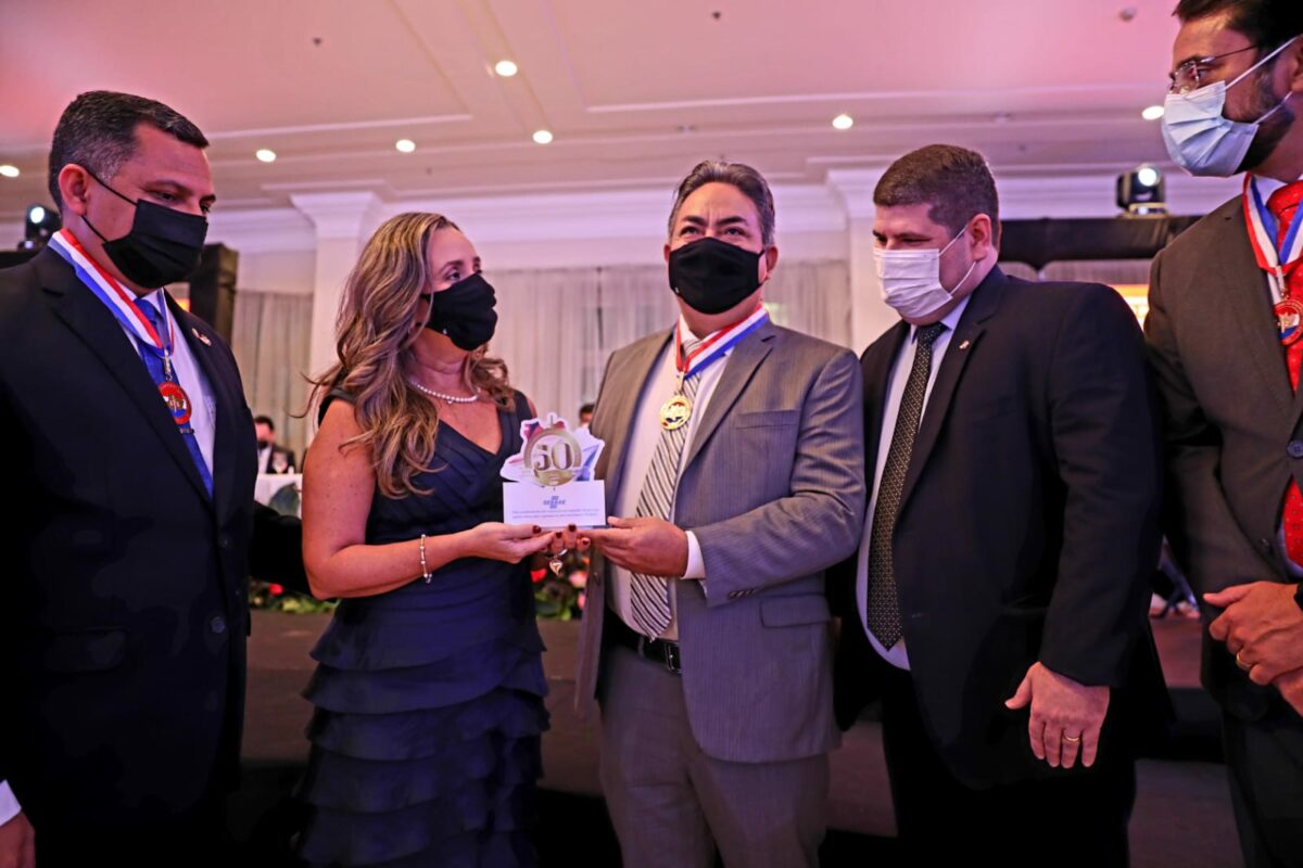 Sebrae recebe troféu humanitário da Associação Amazonense do MP