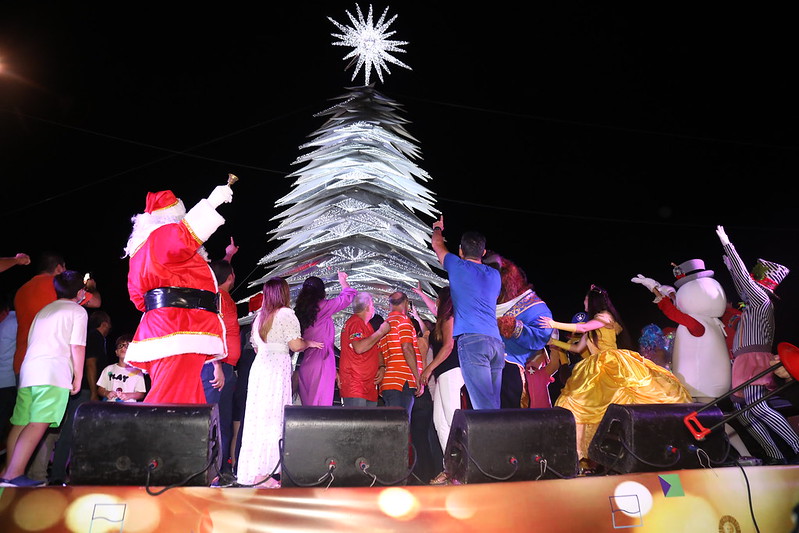 David Almeida inaugura árvore natalina de 40 metros na Ponta Negra