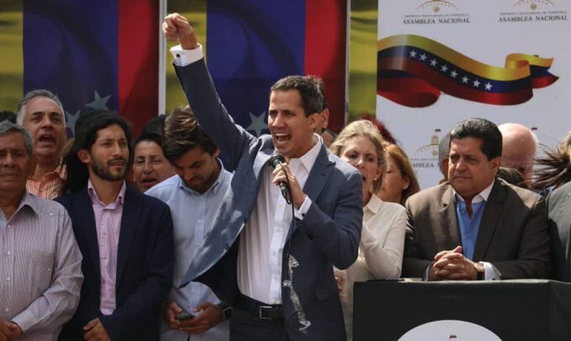 Assembleia Nacional da Venezuela mantém Juan Guaidó na presidência