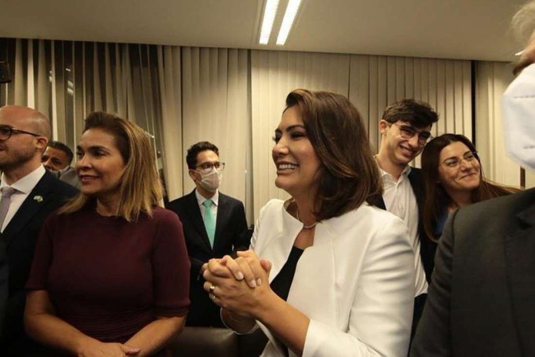 Michelle Bolsonaro pula e grita festejando aprovação de André Mendonça
