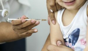 Sem apoio, governo recua e criança pode ser vacinada sem receita