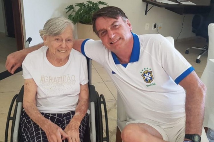 Mãe de Bolsonaro morre aos 94 anos em Registro SP