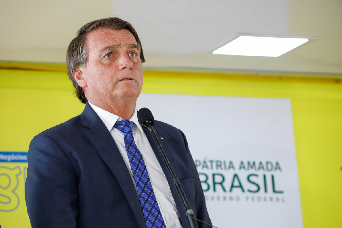 Bolsonaro invade reduto petista com reajuste a professores
