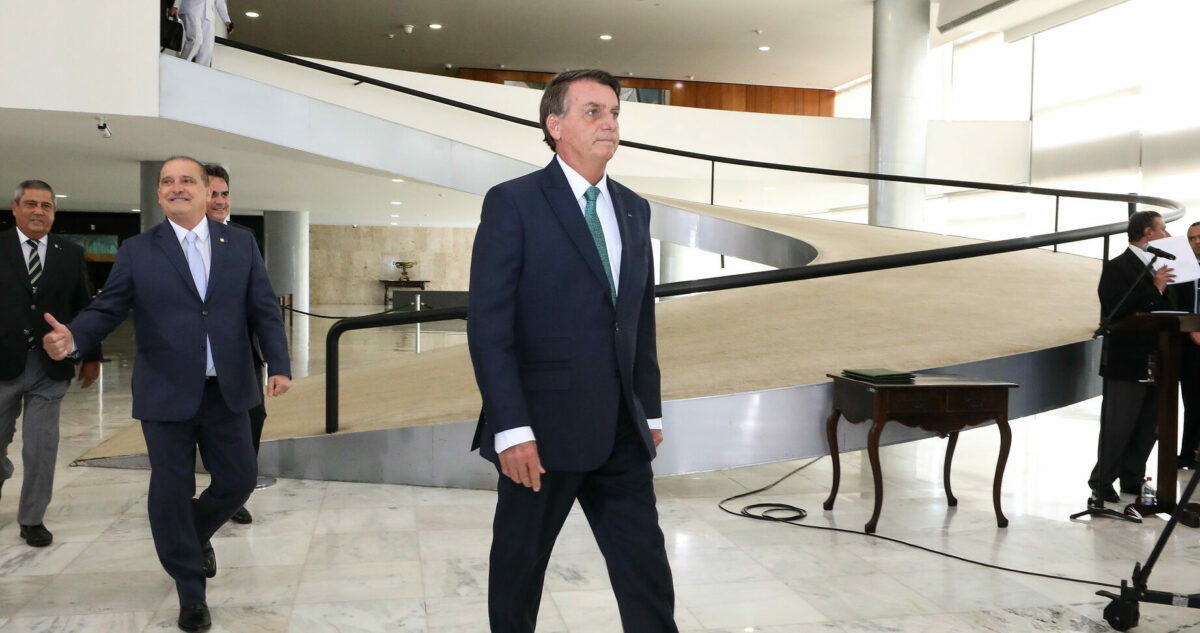 Bolsonaro ‘justifica’ falta e polícia aponta indício de crime