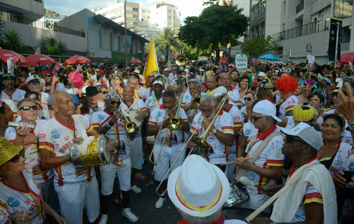 Rio cancela carnaval de rua, mas maioria das capitais não se decide