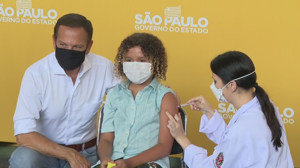 Dória sai na frente de Bolsonaro e Queiroga e já vacina criança com Coronavac