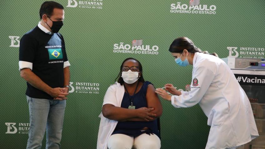 Um ano de campanha contra covid e vacina não atingiu 70% no Brasil