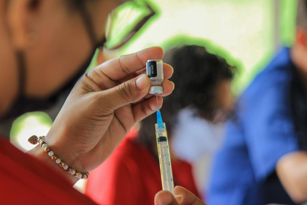 Com vacina estragando no Brasil, duas crianças morrem de covid todo dia