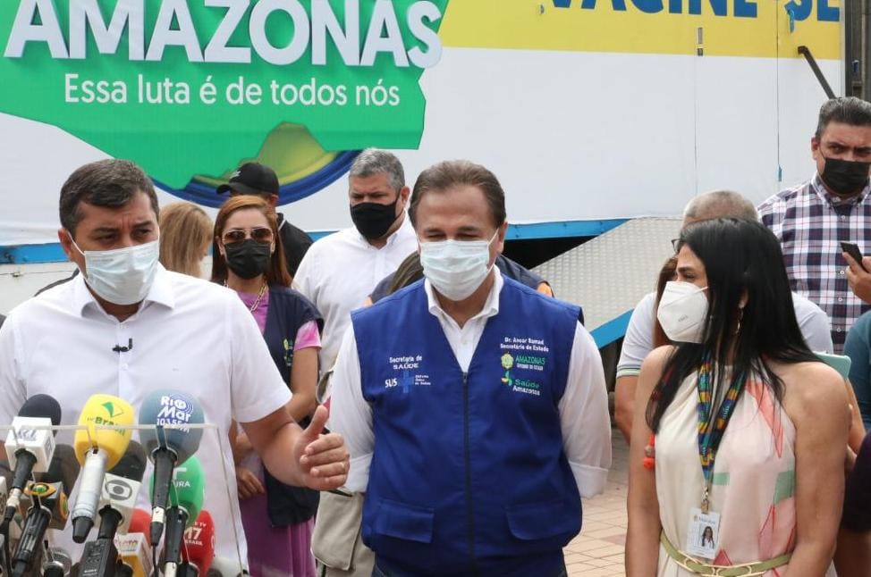 À caça de fujões em Manaus, governo e prefeitura vacinam até em supermercados