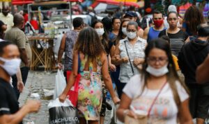 Especialista prevê pico de casos da ômicron no Brasil em duas semanas