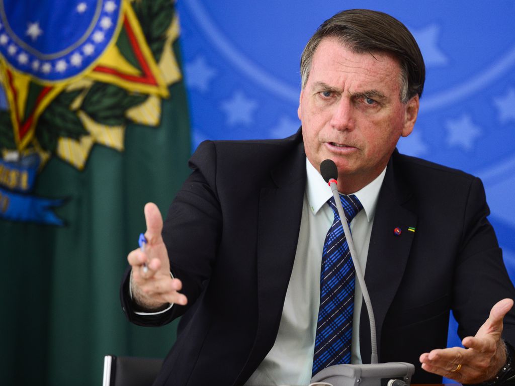 Senador denuncia Bolsonaro no STF por espalhar fake news da vacina