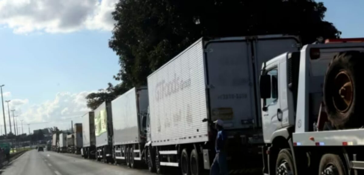 800 carretas estão paradas entre Amazonas e Roraima por greve na RF