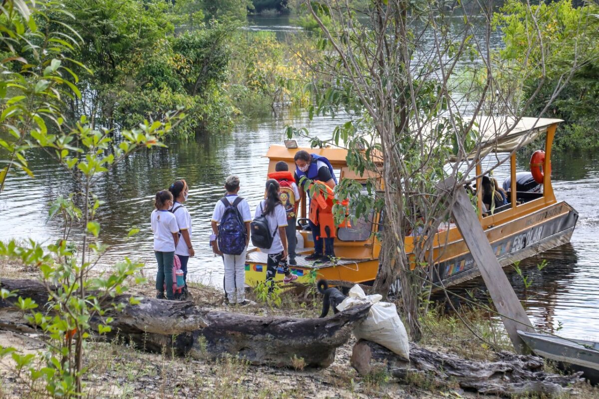 Escolas ribeirinhas de Manaus iniciam ano para 2 mil alunos