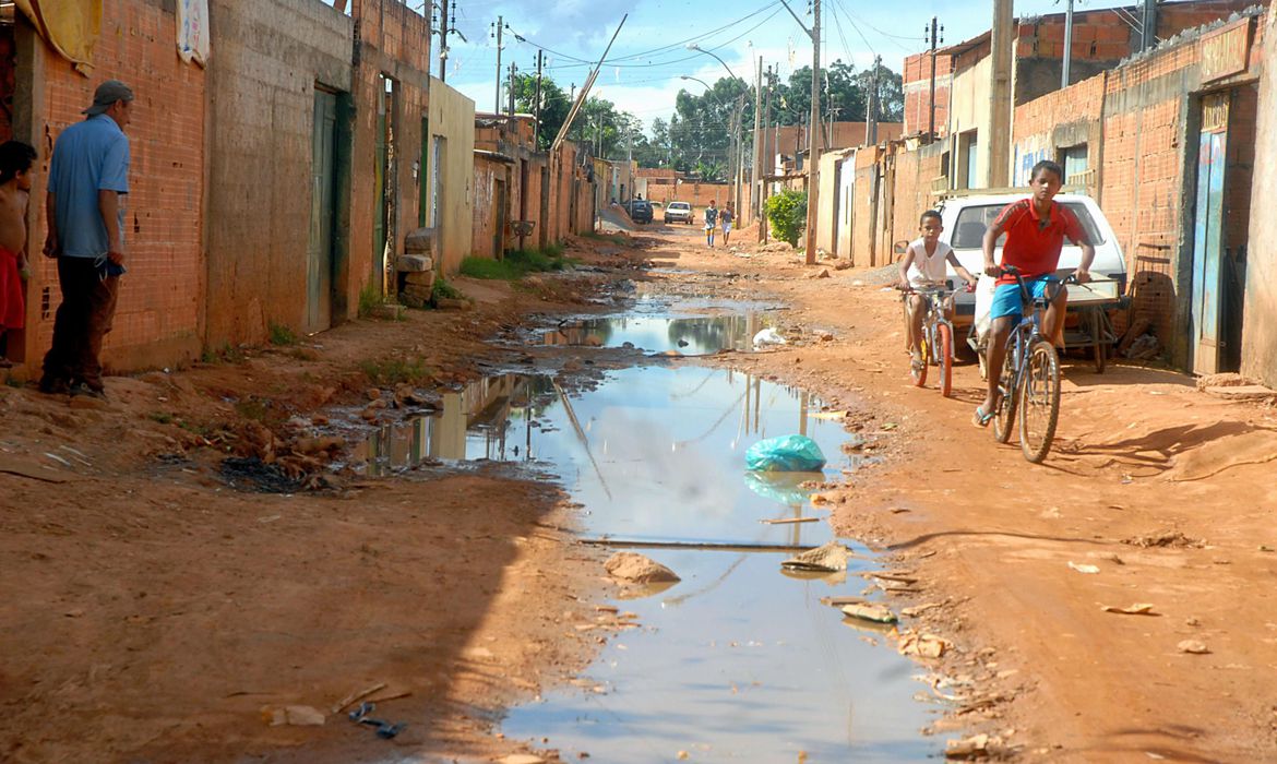 Brasil fica mais pobre em dez anos, aponta levantamento