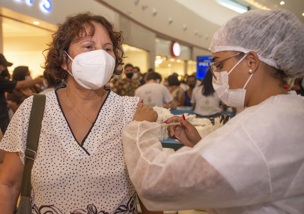 Só em Manaus, quase 300 mil ficaram na primeira dose da vacina