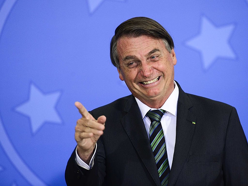 Bolsonaro usa fala de cunho racista a apresentador: ‘Tu é meio escurinho’