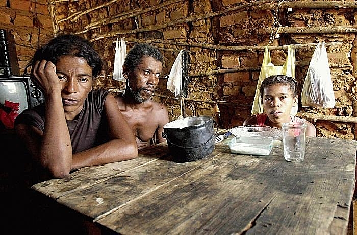 Fome aumenta em 76% risco de crianças terem covid na Amazônia