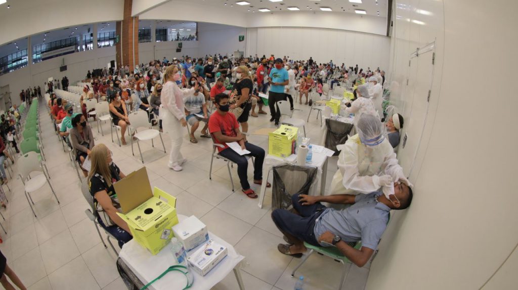 Procura cai e centro de testes da covid é encerrado em Manaus