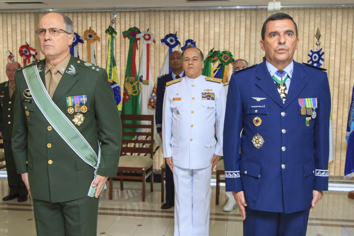 Militares baterão continência a quem vencer eleição, declara comandante