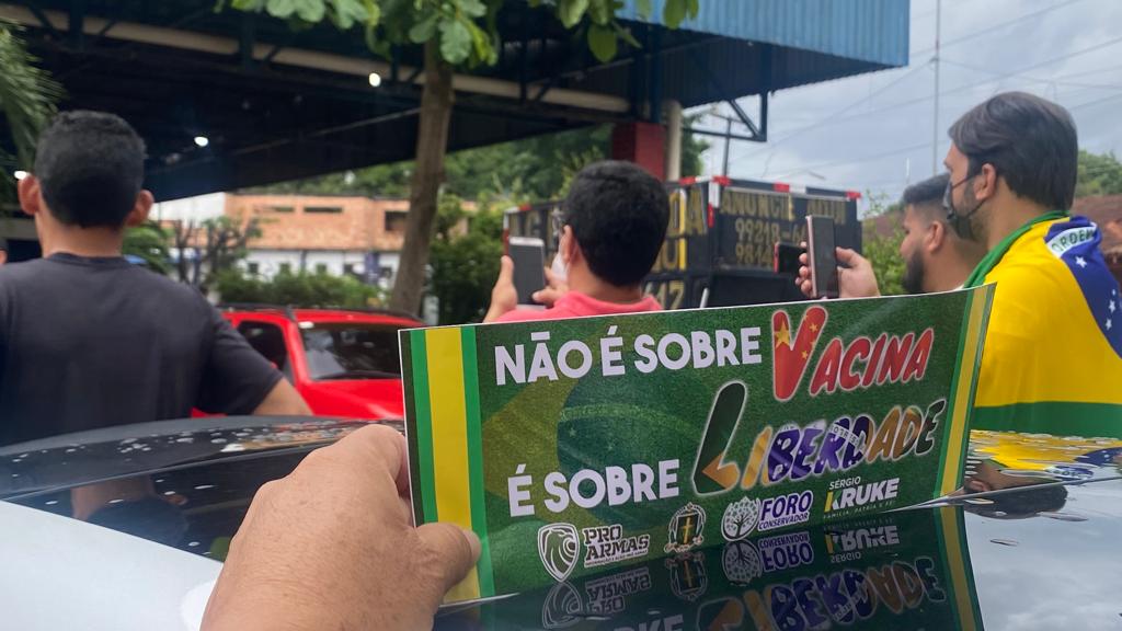 Negacionistas protestam contra a vacina de alunos em Manaus