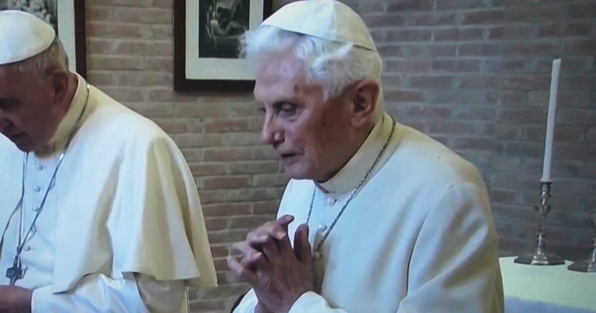 Em carta, Bento XVI pede perdão por abusos de padres pedófilos