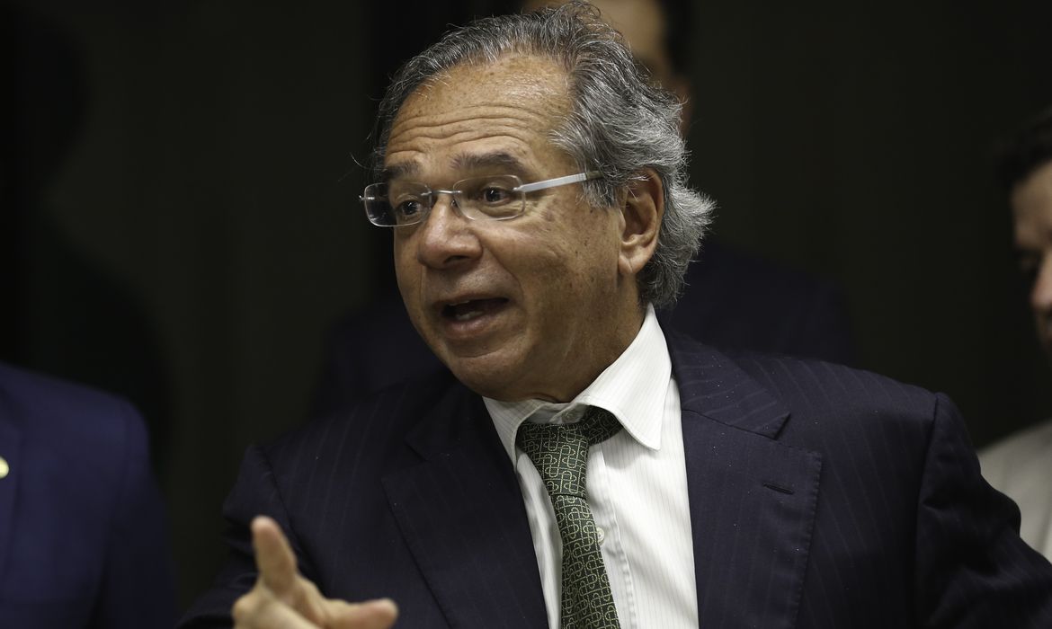 Governadores ‘choram de barriga cheia’, sugere Guedes sobre reduzir impostos
