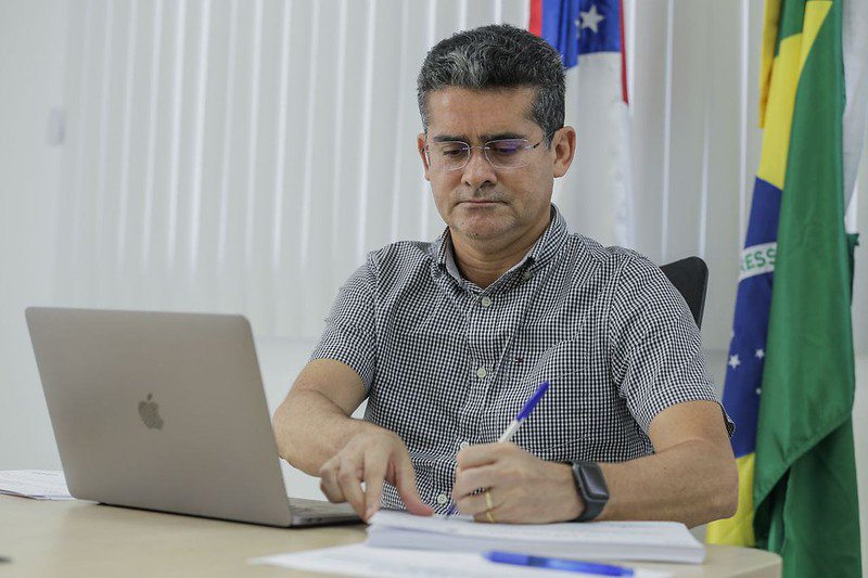 Prefeito de Manaus assina proposta para criar 3 mil novos cargos na Semed