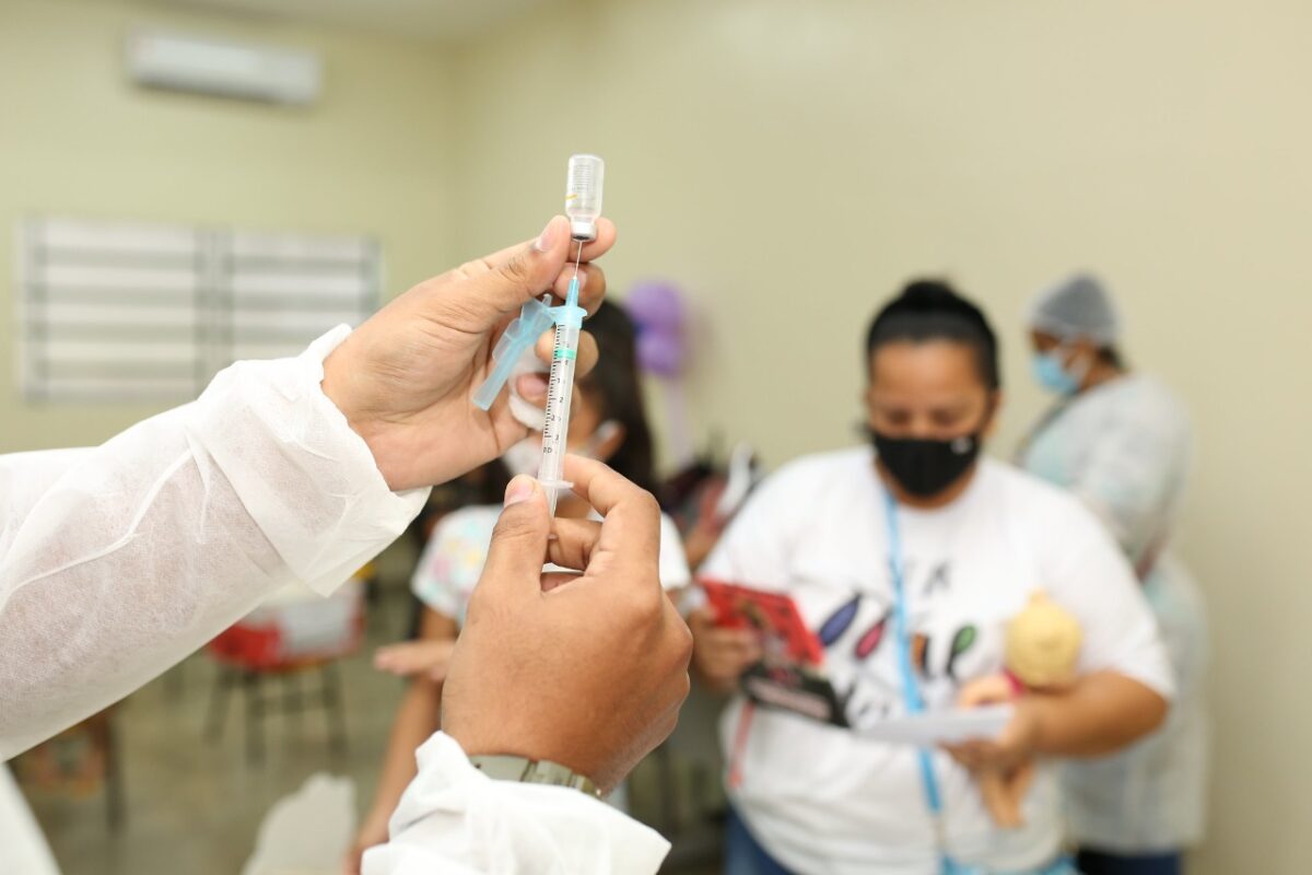 Vacinação contra covid ocorre em 51 pontos em Manaus nesta semana