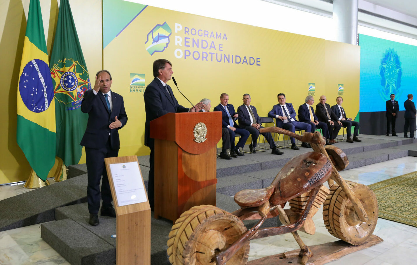 Bolsonaro chama Dilma de “presidanta” durante discurso no Planalto