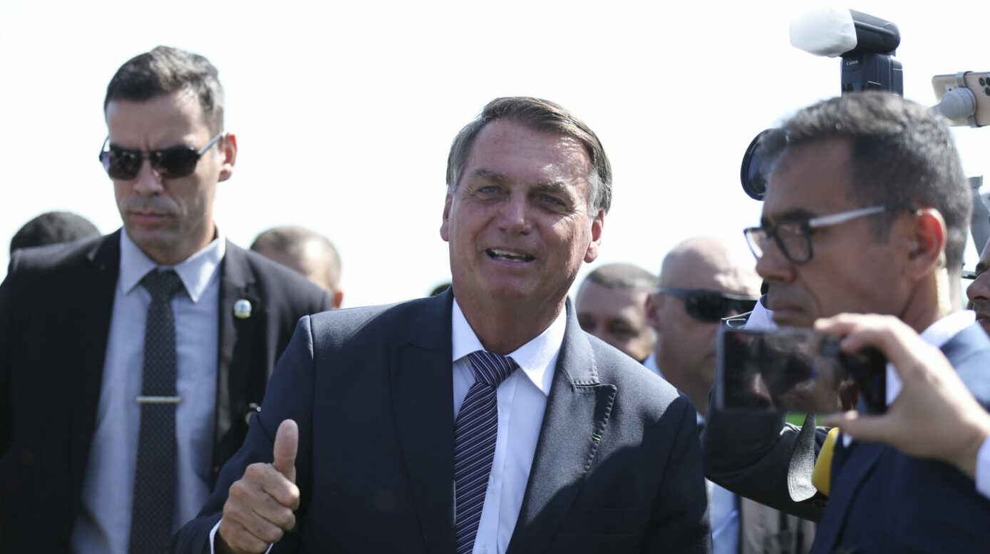 Sem assunto, Bolsonaro requenta ladainha contra ministros do TSE