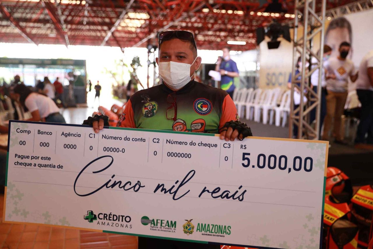 No Amazonas, governador dá crédito de R$ 5 mil para mototaxistas