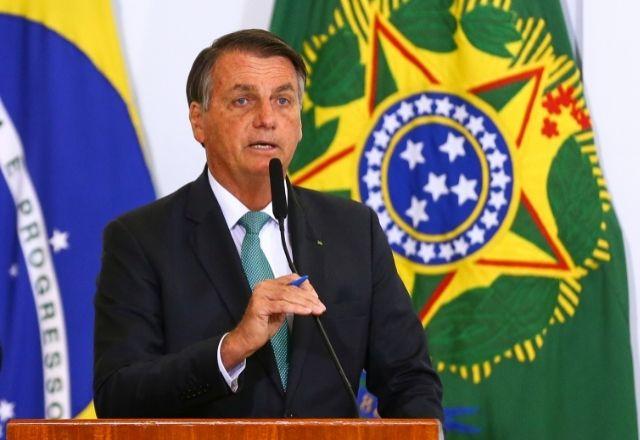 Antes que seu veto seja derrubado, Bolsonaro distribui 'kit menstrual'