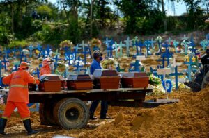 Um mês de aumento de mortes por covid no Brasil