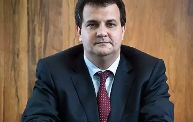 Advogado da rachadinha de filho de Bolsonaro vira secretário do governo