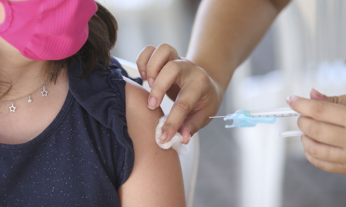 Bolsonaro diz que ‘incentiva’ vacinação da covid para não estragar doses